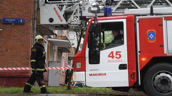 Сотрудник пожарной охраны у жилого дома No4 по улице Кубинка в Москве, где произошел взрыв 