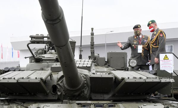 Австрийские военные осматривают танк Т-80БВМ на выставке вооружений Международного военно-технического форума (МВТФ) Армия-2020 в военно-патриотическом парке Патриот