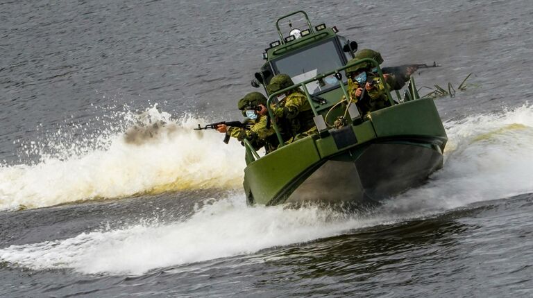 Военнослужащие на катере преодолевают водную преграду в ходе демонстрационной программы военной техники в рамках Международного форума Армия-2020 в водном кластере на полигоне Алабино в Подмосковье