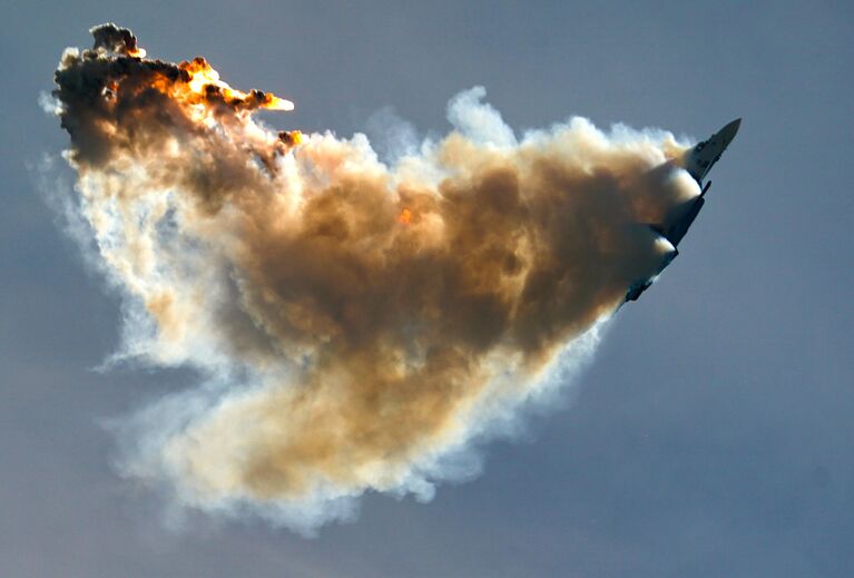 Истребитель Су-35 пилотажной группы Русские витязи выполняет демонстрационный полет в рамках Международного форума Армия-2020 на аэродроме Кубинка в Подмосковье