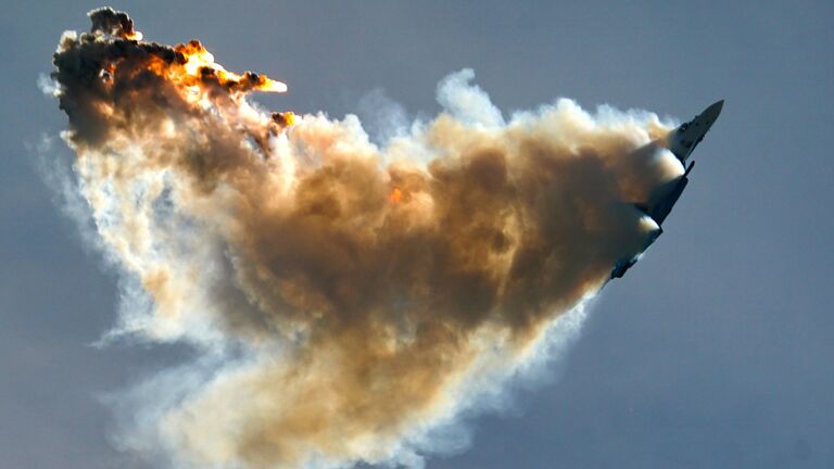 Истребитель Су-35 пилотажной группы Русские витязи выполняет демонстрационный полет в рамках Международного форума Армия-2020 на аэродроме Кубинка в Подмосковье