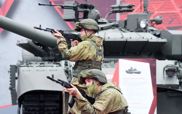 Военнослужащие на выставке вооружений Международного военно-технического форума (МВТФ) Армия-2020 в военно-патриотическом парке Патриот