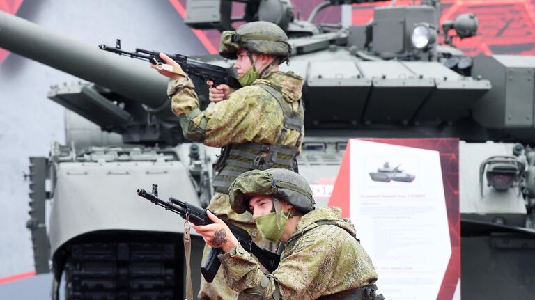 Военнослужащие на выставке вооружений Международного военно-технического форума (МВТФ) Армия-2020 в военно-патриотическом парке Патриот