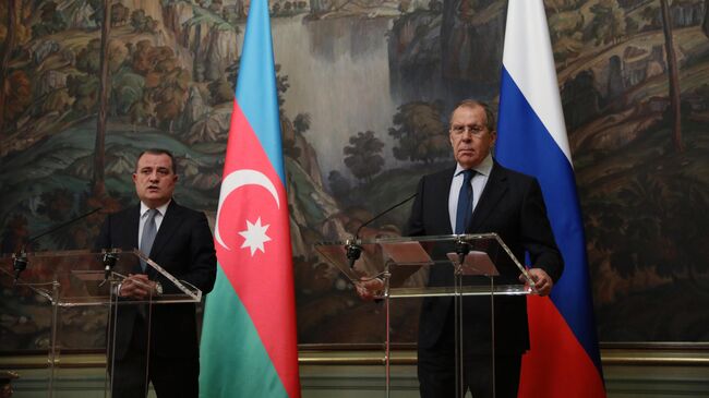 Министр иностранных дел РФ Сергей Лавров и министр иностранных дел Азербайджана Джейхун Байрамов на пресс-конференции. Архивное фото