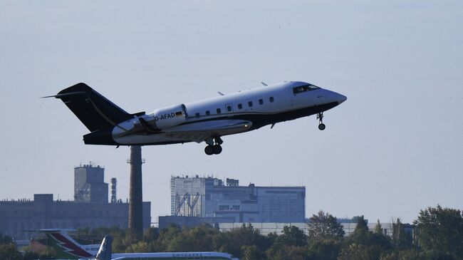 Самолет, перевозящий Алексея Навального, в аэропорту Омска