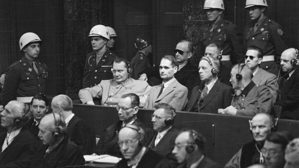 В третьем ряду, слева направо: Герман Геринг, Рудольф Гесс, Иоахим фон Риббентроп,  Вильгельм Кейтель во время Нюрнбергского процесса
