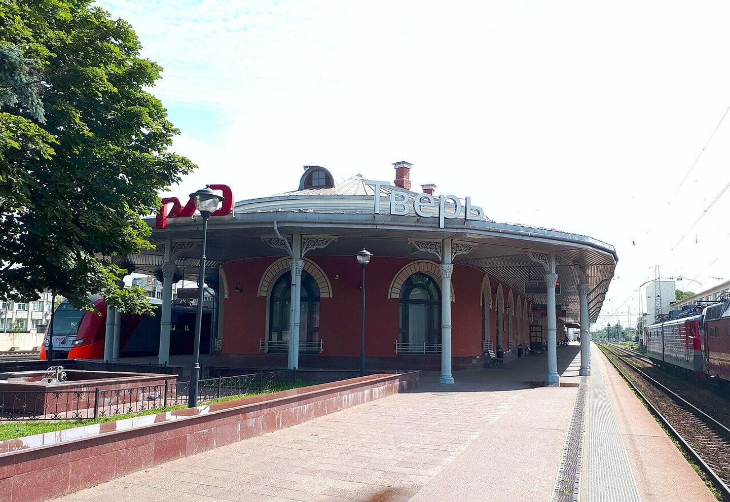 Здание железнодорожного вокзала в Твери 