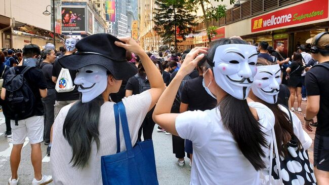 Участники акции протеста в торговом районе Causeway Bay в Гонконге