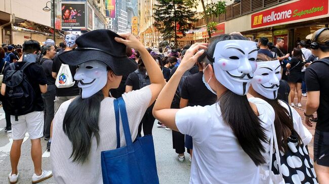 Участники акции протеста в торговом районе Causeway Bay в Гонконге