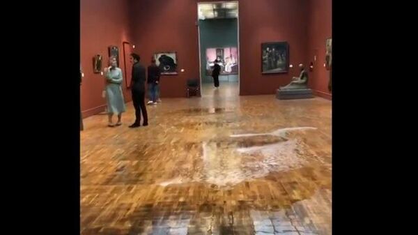 Кадры с потоками воды в Третьяковской галерее