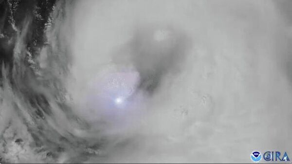 Вид со спутника на ураган Лаура, приближающийся к побережью США
