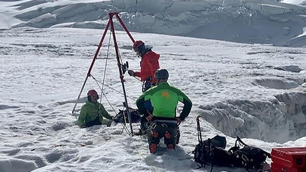 Швейцарские спасатели на месте обнаружения туристки, упавшей в ледяную расщелину