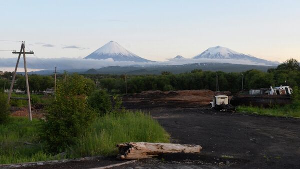 Вид на вулканы Ключевская Сопка, Безымянный и Крестовский на Камчатке