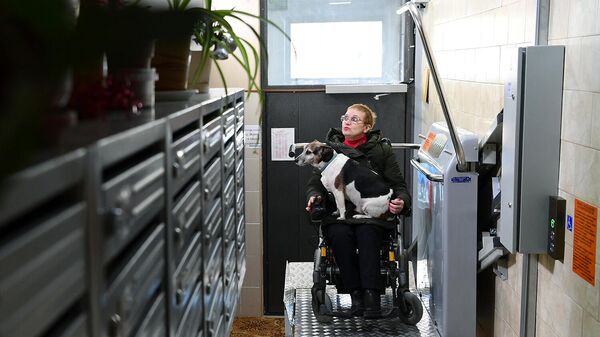 Женщина в инвалидном кресле во время тестирования платформы для маломобильных граждан