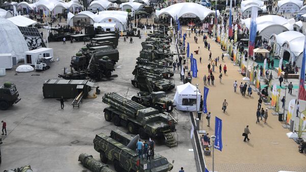 Посетители на выставке вооружений международного военно-технического форума Армия-2020