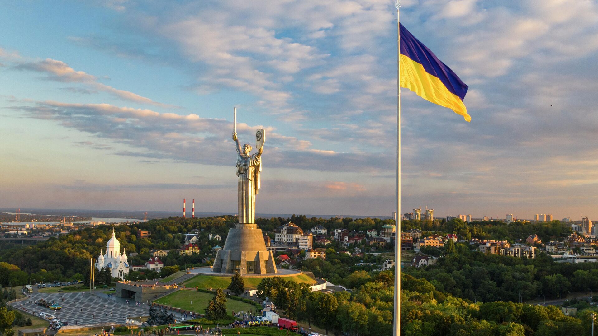 Самый большой флаг Украины в Киеве - РИА Новости, 1920, 21.09.2020