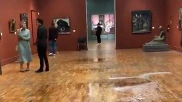 Кадр видео с потоками воды в Третьяковской галерее