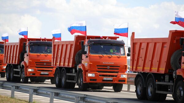 Колонна грузовых автомобилей КАМАЗ во время церемонии запуска движения по трассе Таврида в Крыму