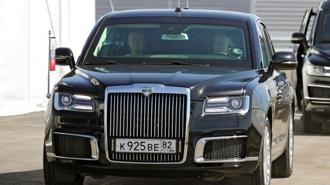 Президент РФ Владимир Путин за рулем автомобиля Aurus перед началом церемонии запуска движения по трассе Таврида в Крыму