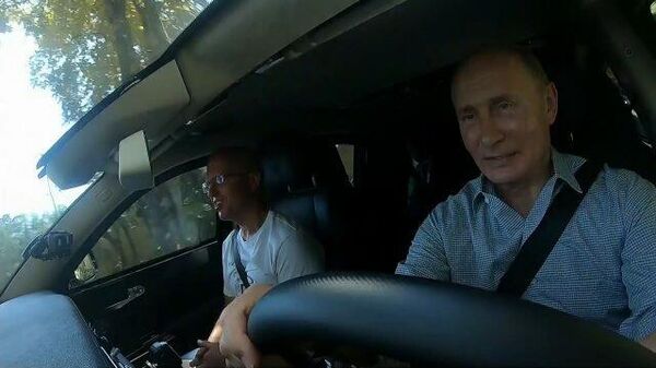 Путин за рулем Aurus проехал по новой трассе Таврида