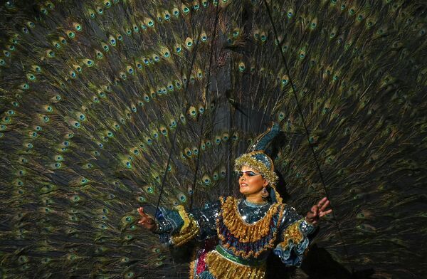 Танцовщица исполняет национальный шриланкийский танец около храма Bellanwila в Коломбо 