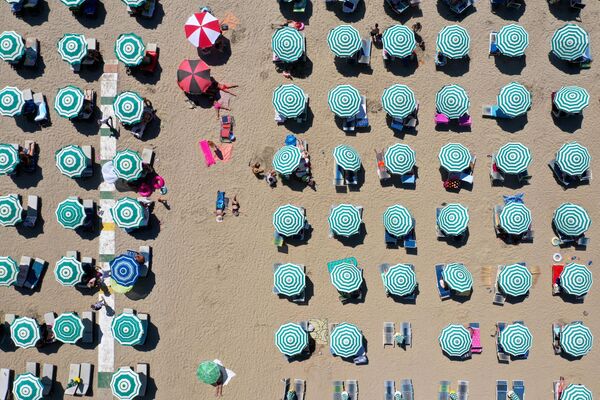 Зонтики на пляже Адриатического моря в Дурресе