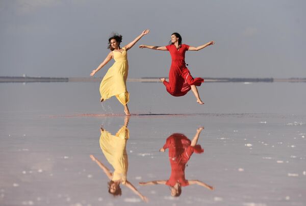 Модели демонстрируют одежду в рамках показа мод на озере Сасык-Сиваш под Евпаторией