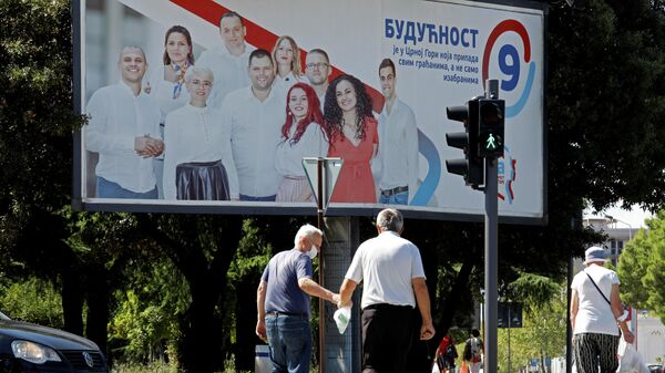Агитационный плакат оппозиционной коалиции За будущее Черногории в Подгорице, Черногория