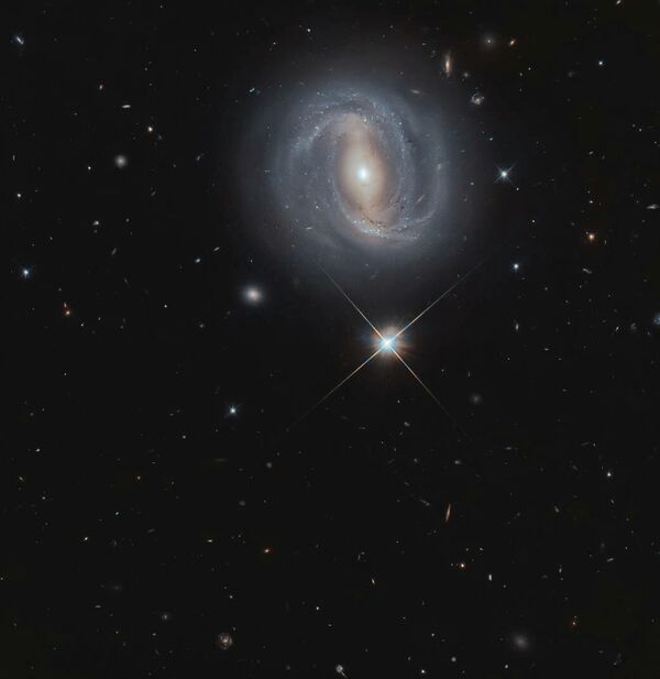 Спиральная галактика с перемычкой NGC 4907 (SBb) в созвездии Волосы Вероники