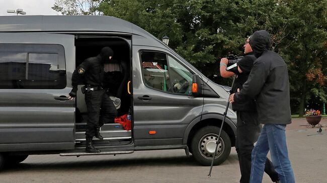 Сотрудники правоохранительных органов Белоруссии во время задержания журналистов в Минске. 27 августа 2020