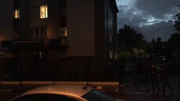 Журналисты после проверки документов покидают Октябрьский РУВД в Минске