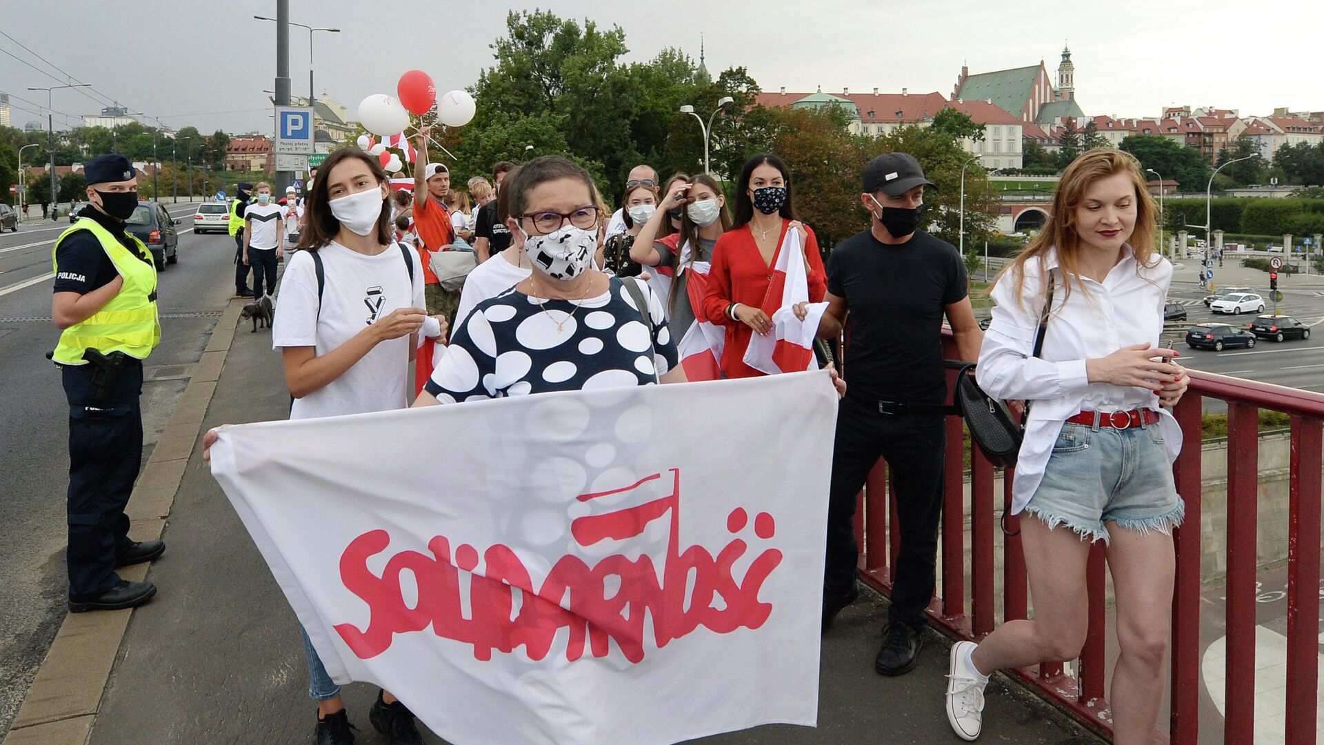 Жители Варшавы на шествии в поддережку протестов в соседней Беларуси  - РИА Новости, 1920, 28.08.2020