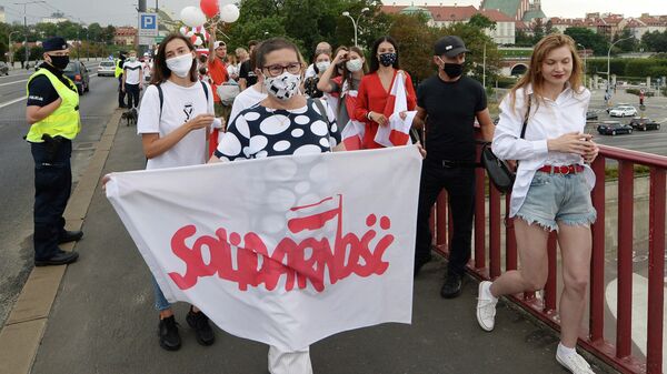 Жители Варшавы на шествии в поддережку протестов в соседней Беларуси 