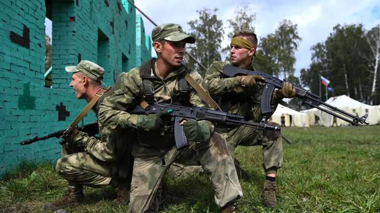 Военнослужащие вооруженных сил Белоруссии во время прохождения этапа Тропа разведчика в конкурсе Отличники войсковой разведки в рамках Армейских международных игр АрМИ-2020