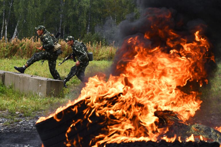 Военнослужащие вооруженных сил Узбекистана во время прохождения этапа Тропа разведчика в конкурсе Отличники войсковой разведки в рамках Армейских международных игр АрМИ-2020