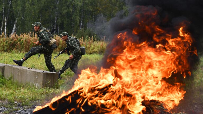 Военнослужащие вооруженных сил Узбекистана во время прохождения этапа Тропа разведчика в конкурсе Отличники войсковой разведки в рамках Армейских международных игр АрМИ-2020