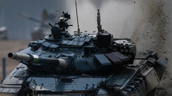 Танк Т-72 команды военнослужащих Узбекистана во время соревнований танковых экипажей в рамках конкурса Танковый биатлон-2020 на полигоне Алабино в Подмосковье в третий день VI Армейских международных игр АрМИ-2020