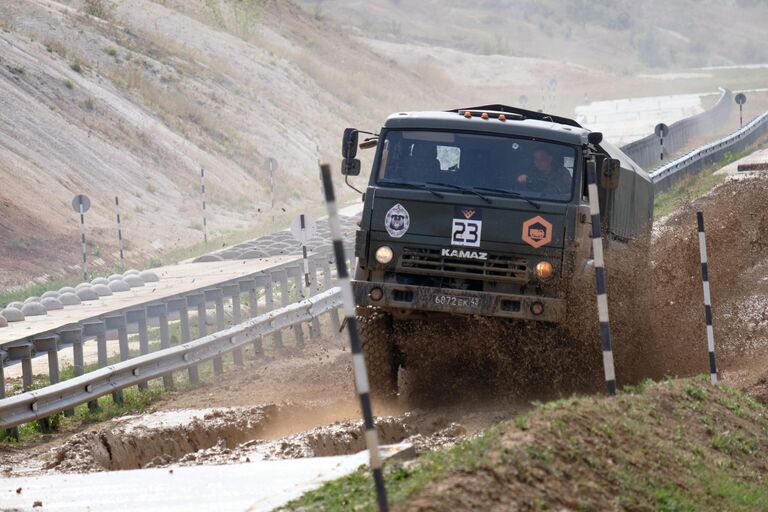 Белорусские военнослужащие участвуют в командной эстафете на международном конкурсе Мастера автобронетанковой техники в рамках Армейских международных игр АрМИ - 2020