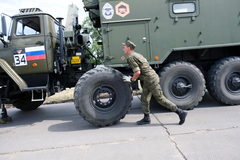 Российские военнослужащие в командной эстафете на международном конкурсе Мастера автобронетанковой техники в рамках Армейских международных игр АрМИ - 2020