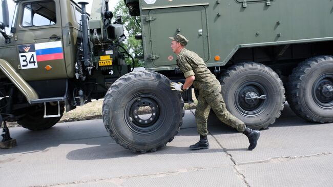 Российские военнослужащие в командной эстафете на международном конкурсе Мастера автобронетанковой техники в рамках Армейских международных игр АрМИ - 2020