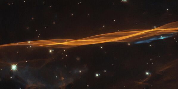 Небольшой участок взрывной волны от сверхновой Лебедь, расположенной примерно в 2400 световых годах от нас