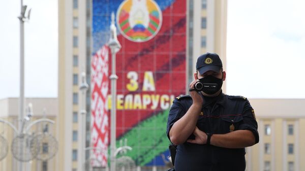 Сотрудник правоохранительных органов на улице в Минске, где проходит акция протеста