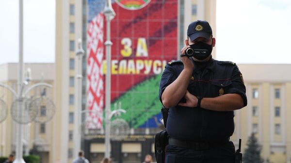 Сотрудник правоохранительных органов на улице в Минске, где проходит акция протеста