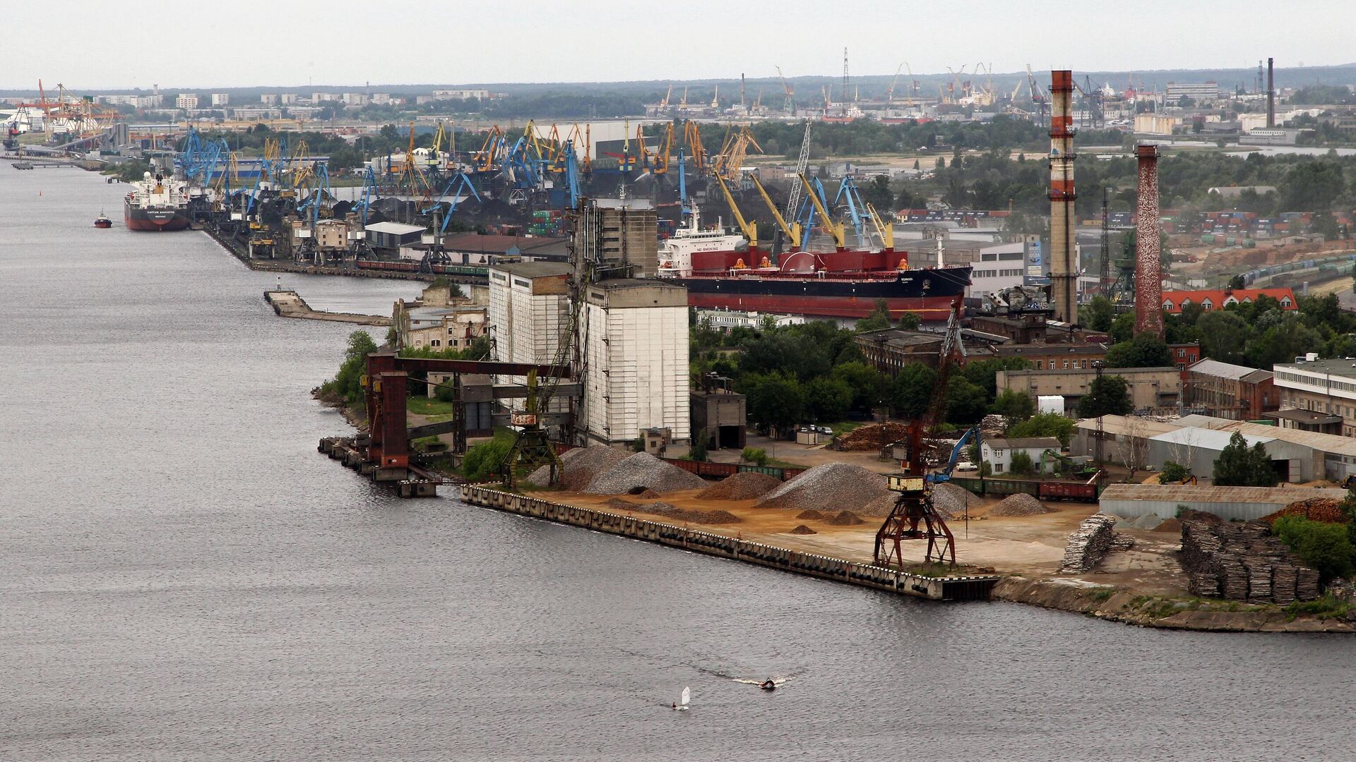 Терминалы Рижского свободного порта в устье Западной Двины в Риге - РИА Новости, 1920, 15.05.2022