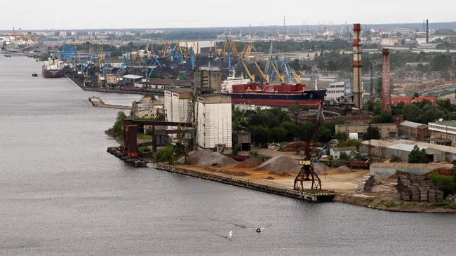 Терминалы Рижского свободного порта в устье Западной Двины в Риге