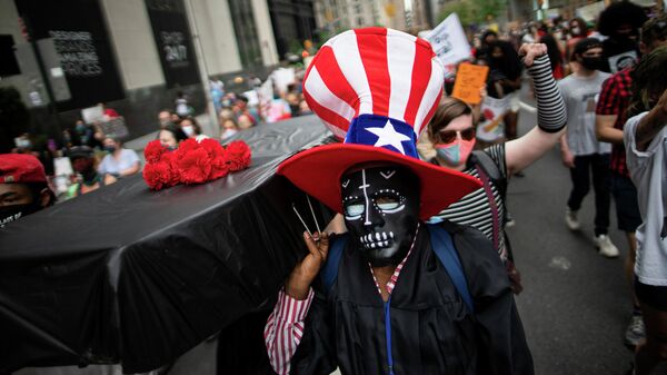 Митинг против открытия школ в Нью-Йорке, США 