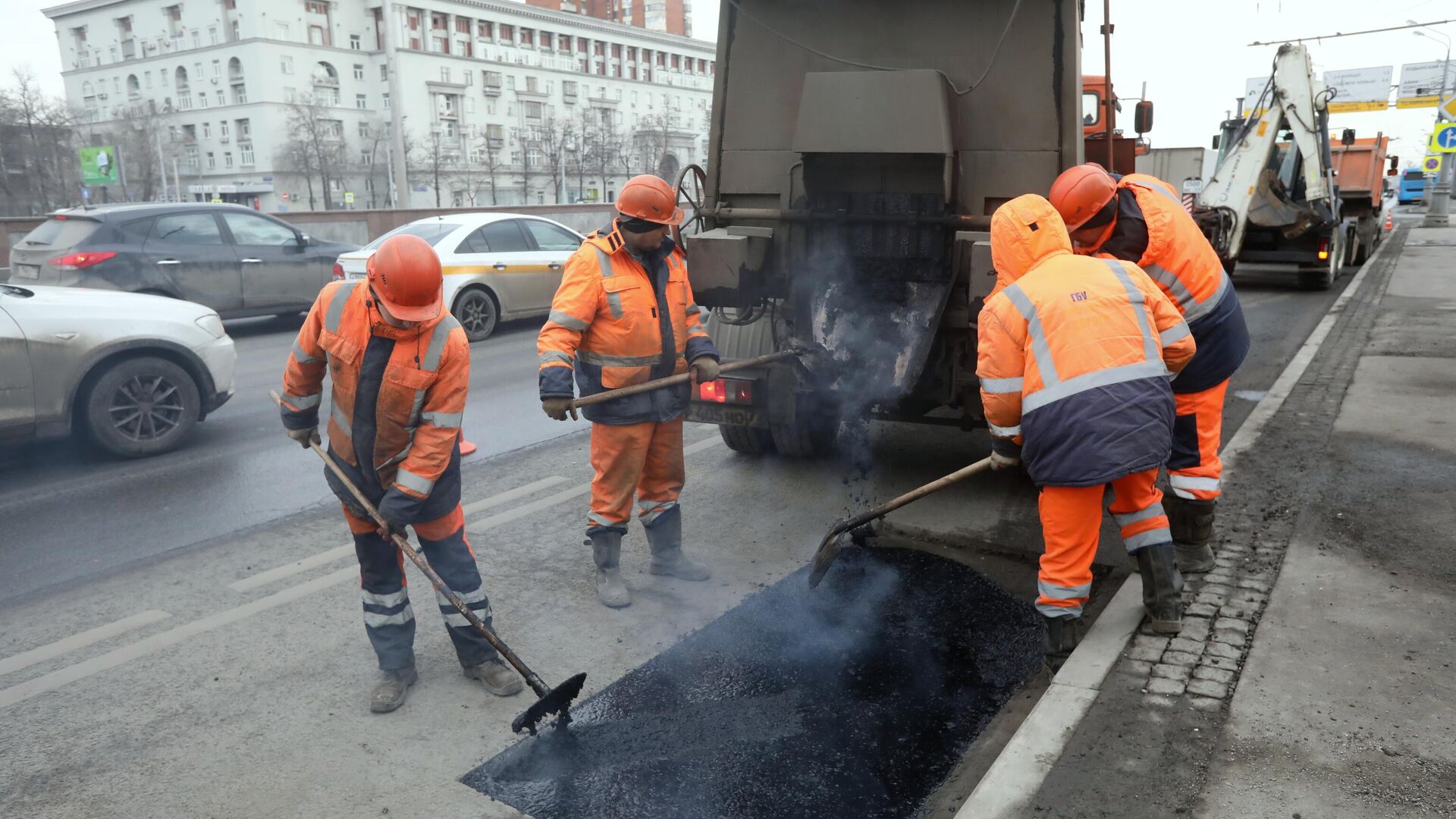 Рабочие бригады ГБУ Автомобильные дороги проводят латочный ремонт дорожного покрытия в Москве - РИА Новости, 1920, 30.06.2021