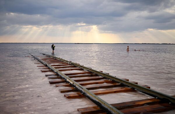 Отдыхающие на соленом озере Бурлинское в Славгородском районе Алтайского края