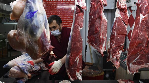 Продавец мяса на Центральном рынке Новосибирска