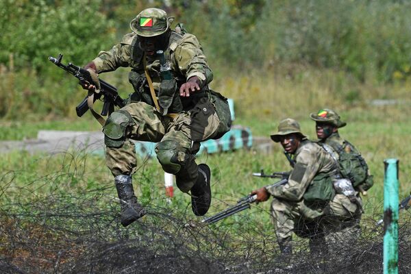 Военнослужащие вооруженных сил Республики Конго во время прохождения этапа Тропа разведчика в рамках Армейских международных игр АрМИ-2020